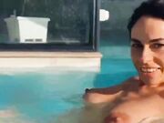 Ragazza italiana ofanser in topless in piscina