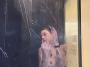 Morettina fica tatuata in doccia