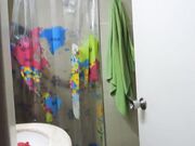Si fa fare un pompino dalla fidanzatina nella doccia
