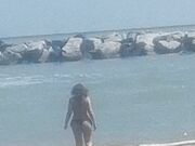 Fidanzata in topless al mare