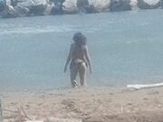 Fidanzata in topless al mare