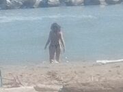 Fidanzata in topless al mare