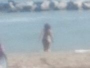 Fidanzata in topless al mare
