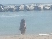 Fidanzata in topless al mare