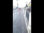 Ragazza italiana esibizionista cammina nuda per bologna