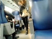 Bella fica cosciona in fuseaux in treno