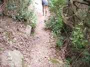 Moglie troia cammina nuda nel bosco