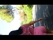 Bel culo di una prostituta che cammina per strada