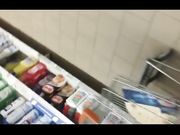 Upskirt bella gnocca al supermercato