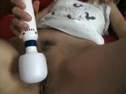 Moglie italiana si trastulla il clitoride con dildo
