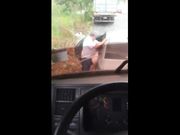 Guardone filma camionista che scopa prostituta
