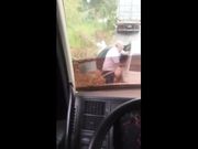 Guardone filma camionista che scopa prostituta