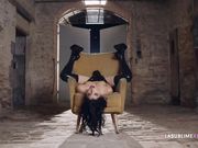 Valentina Nappi si masturba con stivali neri in pelle