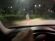 Carica una prostituta e la scopa in macchina