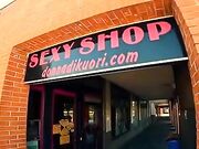 Esibizionista segato dalla commessa del sexy shop