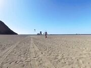 Esibizionista spompina guardone in spiaggia nudista