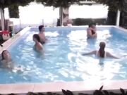Letizia GFVIP in piscina che quasi si accoppia