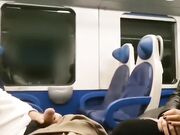 Sconosciuta mi guarda masturbare e mi sega in treno