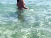 Moglie nudista sega e spompina guardone al mare