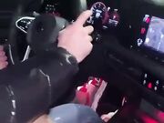 Al volante coi suoi piedini sul cazzo