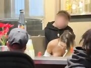 Italiana scopata al bar davanti ai clienti