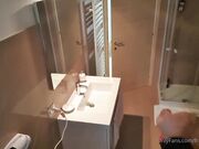 Orgasmo fantastico spiando ospite che si sega in bagno