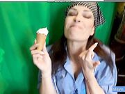 Slave Maria lecca il gelato OF