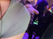 Martina Mariani si masturba al pub