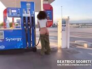 Bea fa il pieno alla pompa della benzina