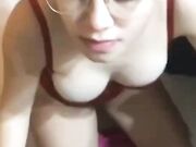Fidanzata con occhiale schizzata in faccia