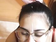 Fidanzata con occhiale schizzata in faccia