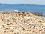 Nudista italiana in spiaggia