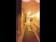 Serana Rinaldi cammina nuda per strada