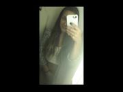 Ragazza in aereo si masturba nel bagno