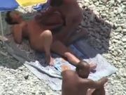 Sesso di una coppia in spiaggia nudisti a Camogli
