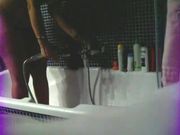 Matura italiana si masturba nella doccia