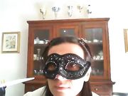 Casalinga italiana stira e si masturba in salotto