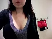 Ragazza si masturba nel camerino di un negozio