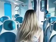Onlyfanser italiana si spoglia nuda in treno OF