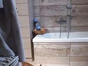 Fidanzata nuda in bagno