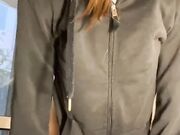 Si allarga le chiappe e mostra il buco del culo