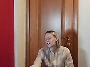 Lu1za si masturba in tacchi e autoreggenti Joi ITA