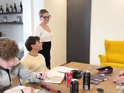 La professoressa di inglese rizza i cazzi in classe