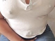 Fantastica tettona italiana coi capezzoli duri