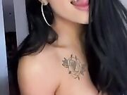 Ragazza mora con belle tette