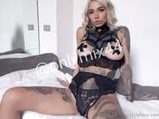 Fish twerka nuda sul letto OF