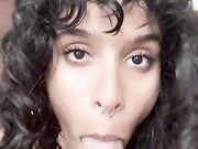 Moon si masturba con grosso cazzo di gomma