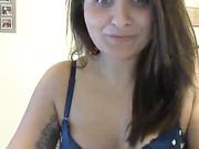 Ragazza italiana tatuata fa la porcella in webcam