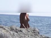 Moglie italiana nudista fa la troia al mare