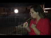 Italiana si rilassa fumando un sigaro sul balcone